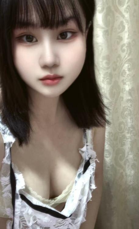 西安粉嫩翘臀灵儿