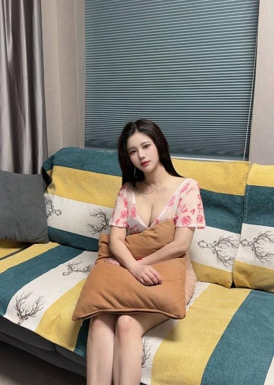 上城身材肥美大胸妹